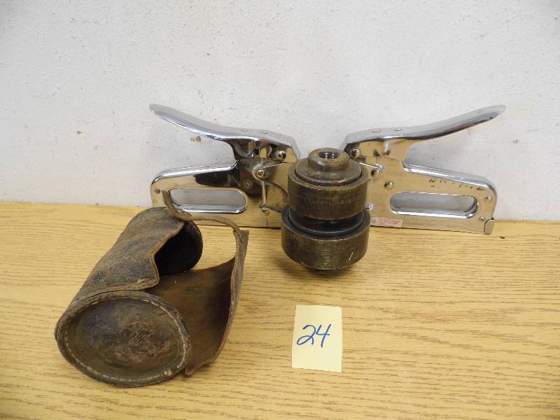 lot 24 image: 2 Staple Guns