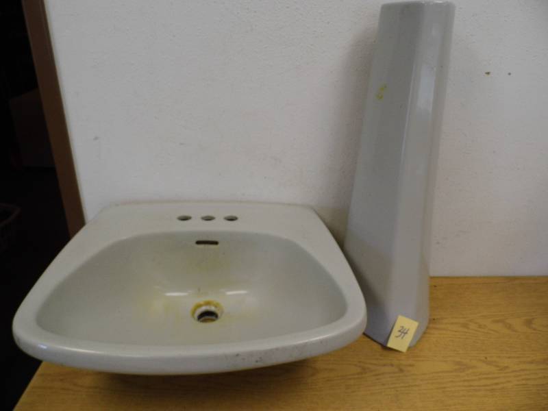 lot 34 image: Pedestal Sink