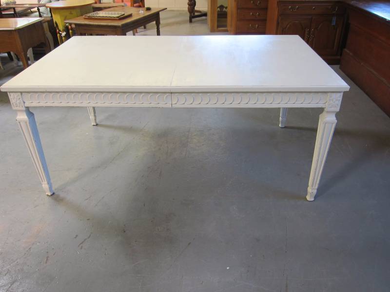 lot 8 image: Fancy Table