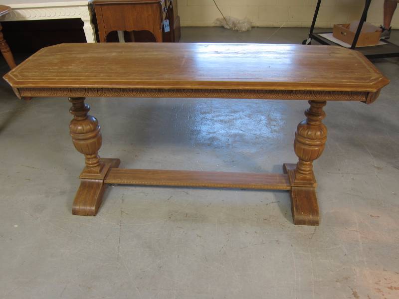 lot 13 image: Sofa Table