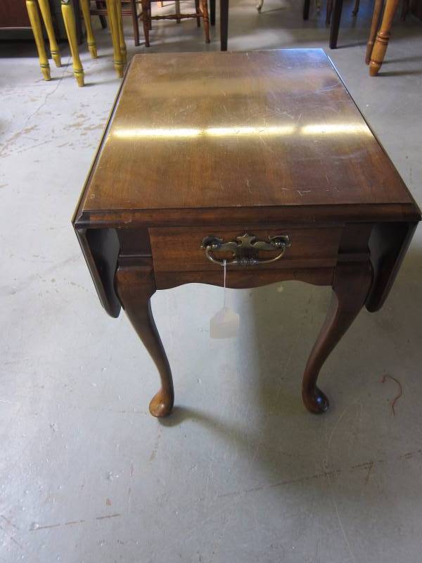 lot 17 image: Drop-Leaf End Table