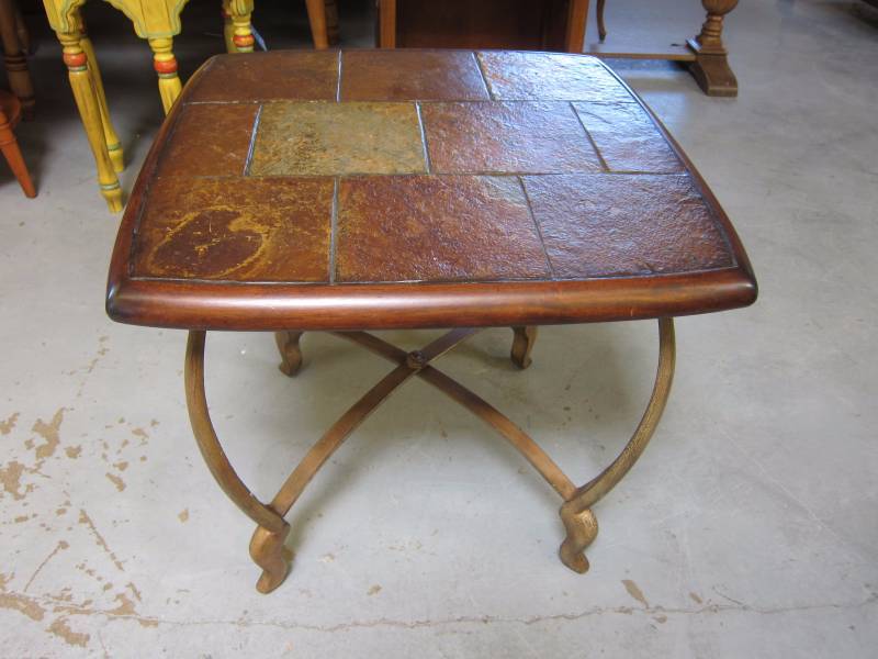 lot 21 image: Accent Table