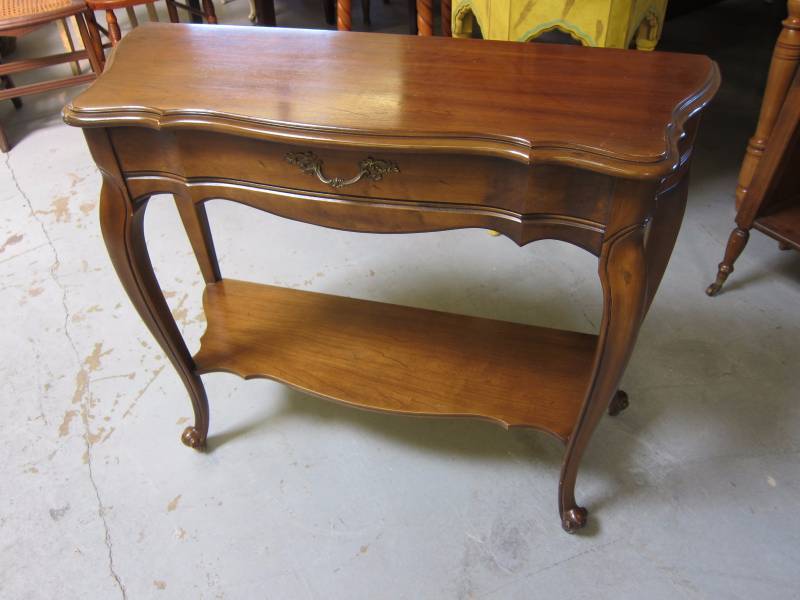 lot 23 image: Accent Table