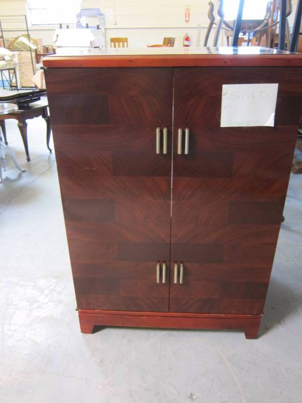 lot 26 image: Vintage Radio Cabinet