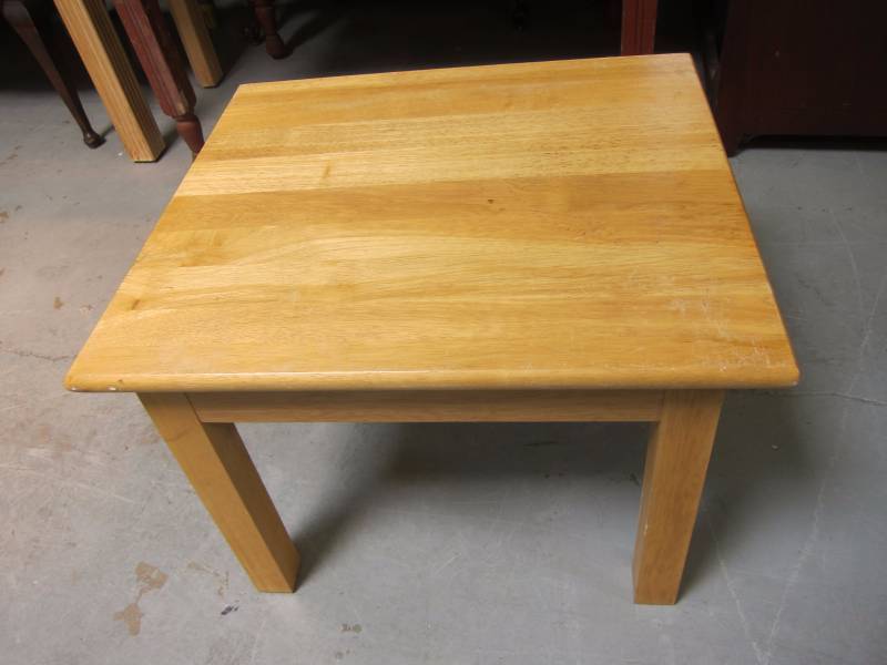 lot 34 image: End Table