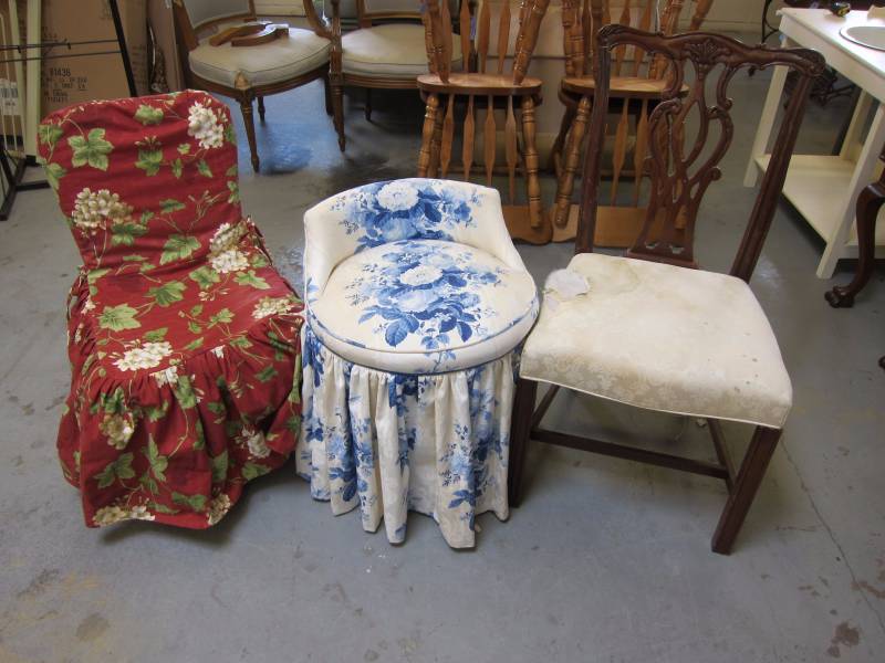 lot 48 image: Vanity Chairs
