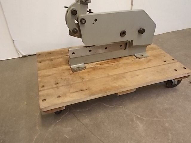 lot 6 image: 12 Hand Shear...