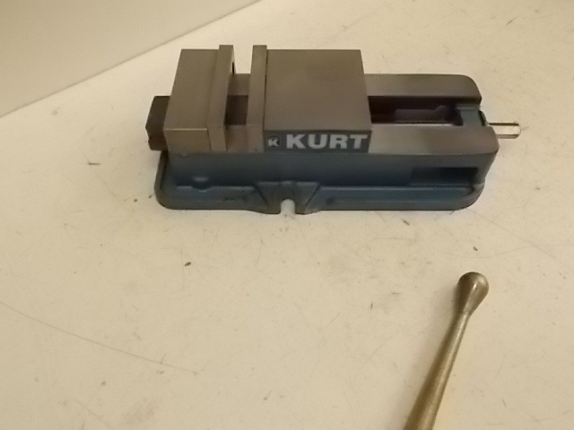 lot 21 image: Kurt 6 Machine Vice, Model D-675...