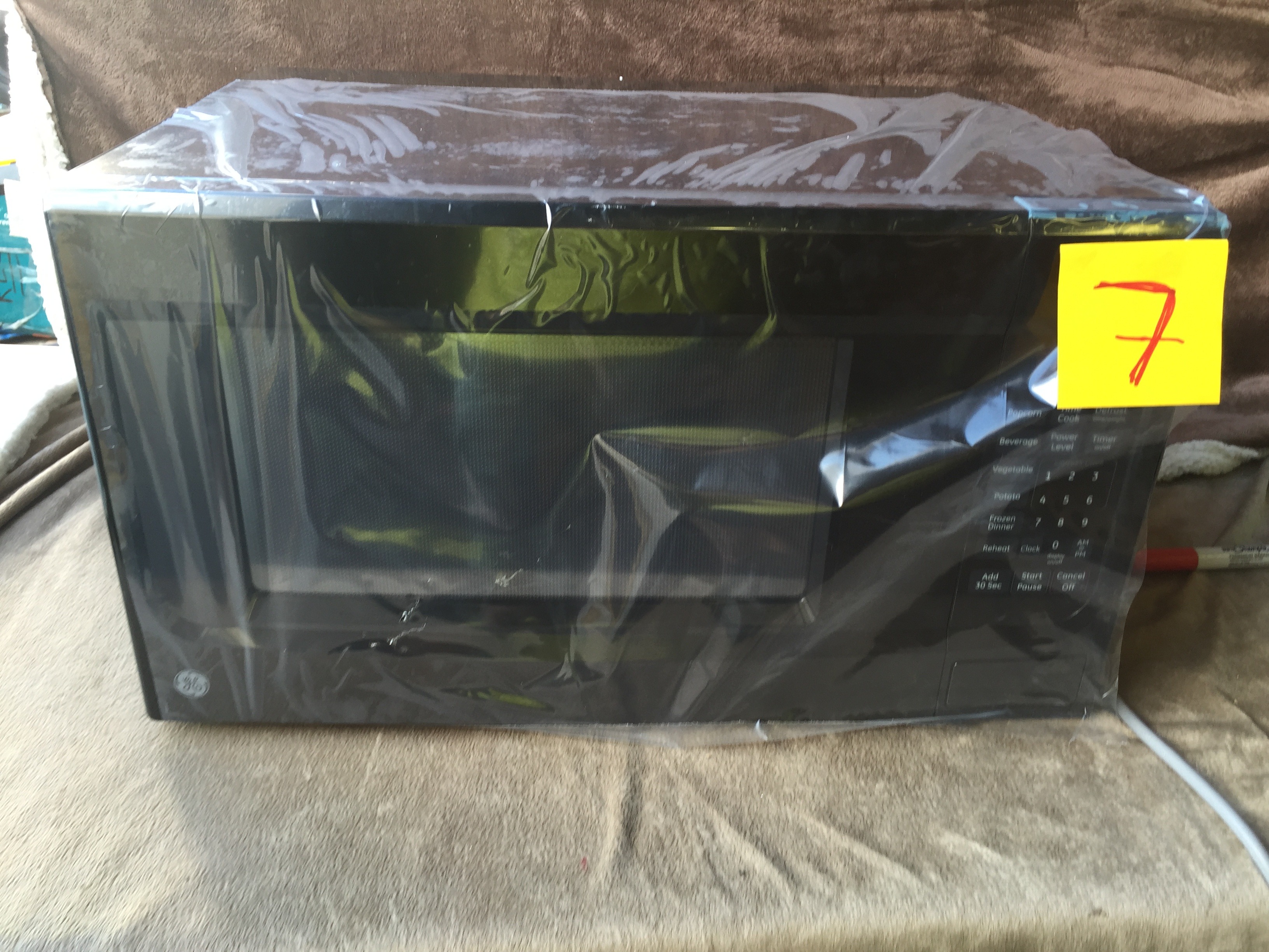 lot 7 image: GE 1.4 cu. ft. Countertop Microwave in Black
