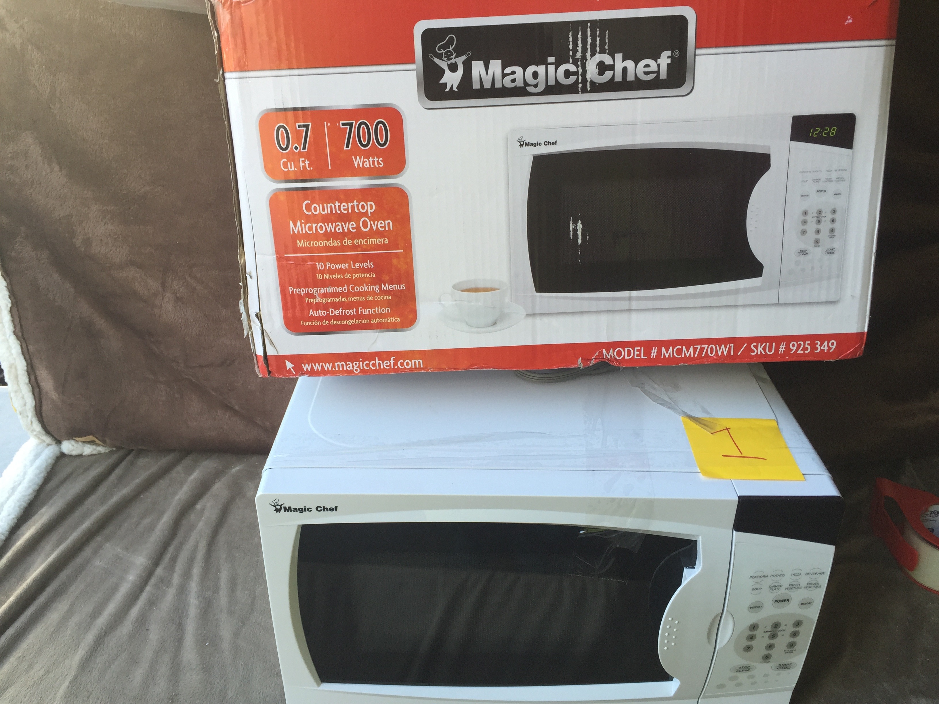lot 1 image: Magic Chef 0.7 Chef Microwave