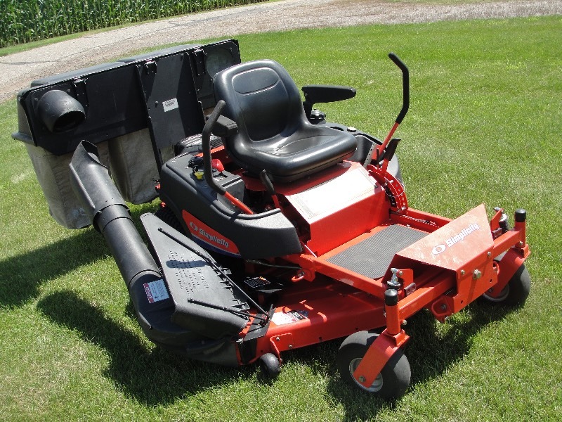 lot 5 image: Simplicity Zero-Turn Mower