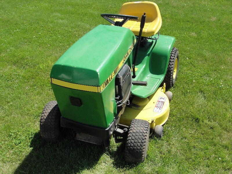 lot 7 image: John Deere 116