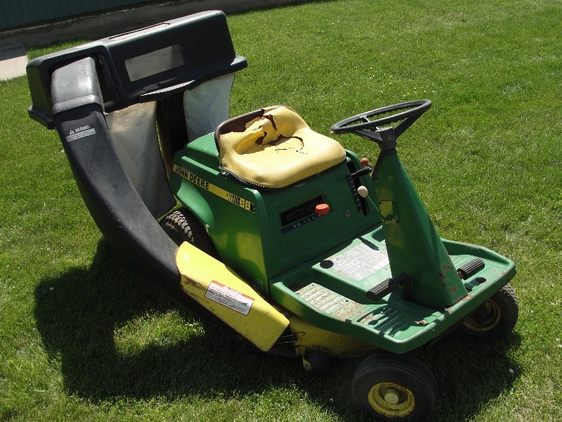 lot 10 image: John Deere 68 Rider
