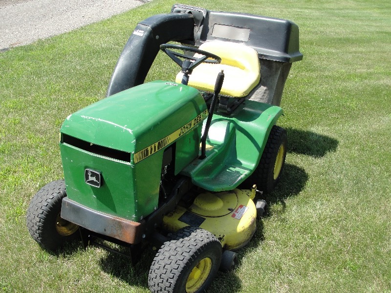 lot 13 image: John Deere 111