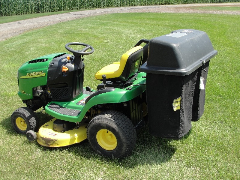 lot 14 image: John Deere L 111