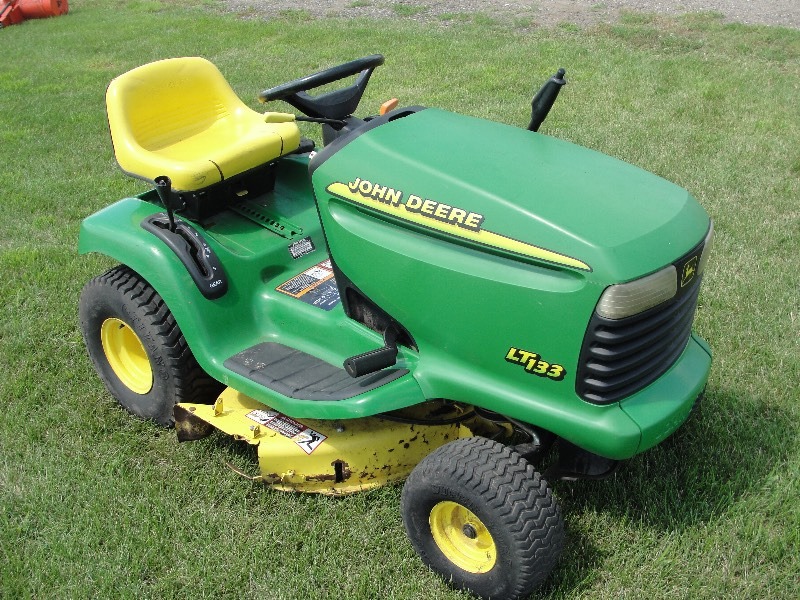 lot 15 image: John Deere LT 133 Lawn Tractor