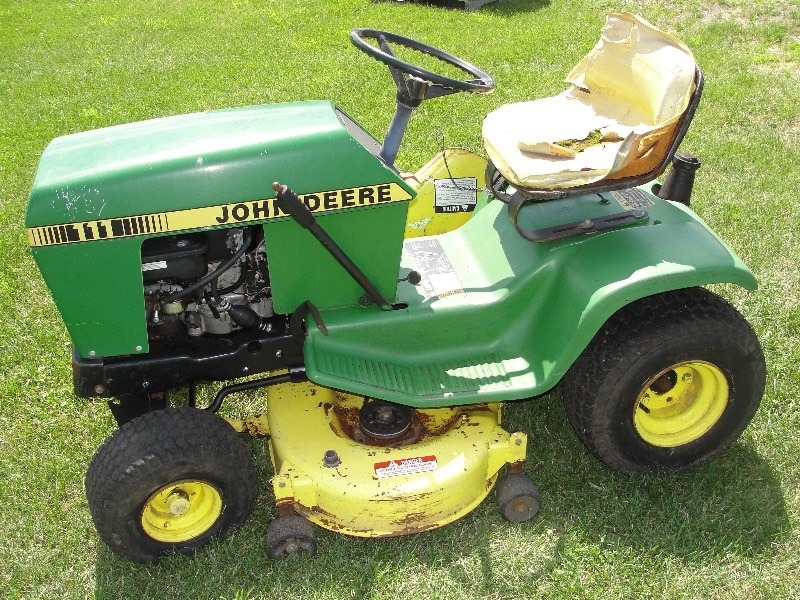lot 16 image: John Deere 111