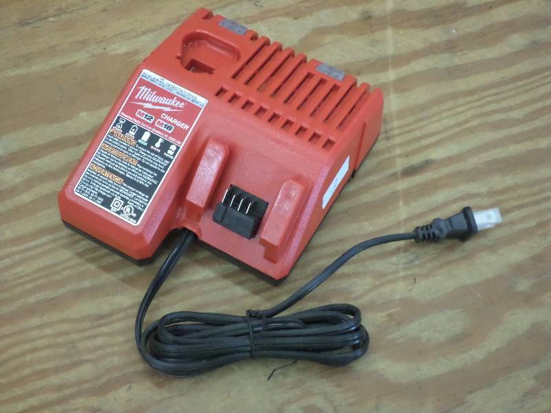 Milwaukee M18M12 Multi-Voltage Cha...