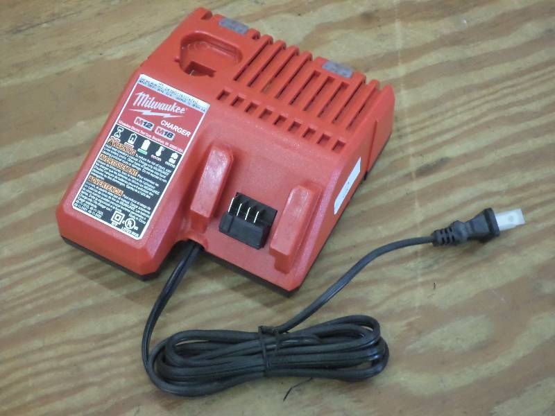 Milwaukee M18M12 Multi-Voltage Cha...