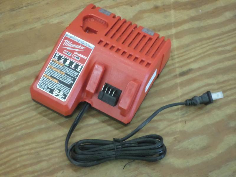 Milwaukee M18M12 Multi-Voltage Cha...