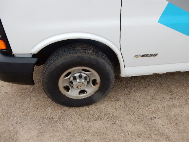 lot 1 image: 2004, Chevy Express Van.