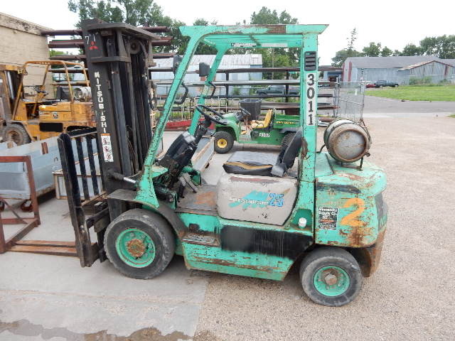 lot 6 image: Mitsubishi, Fork Lift.. Turns over, but cant get it to start.. They dont know what is wrong with it.. Bid accordingly.