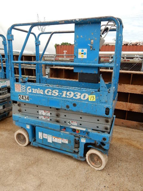 lot 13 image: Genie GS-1930 Scissor Lift.. 19 ft, 30 in bed.. Bed Extends.. This runs, but no idea how the battery life is.