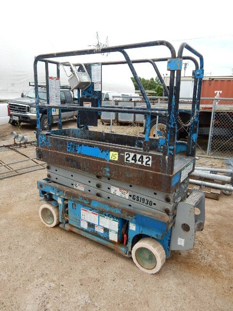 lot 15 image: Assume it is a Genie GS-1930 Scissor Lift..