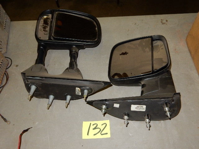 lot 132 image: Rearview Mirrors from an 0506 Ford Van