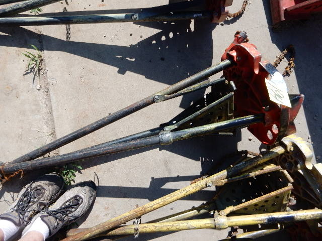 lot 194 image: RIDGID, Tristand Pipe Vise