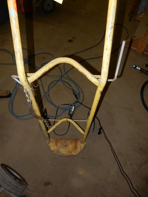 lot 165H image: 2 Wheel upright cart for torch tank