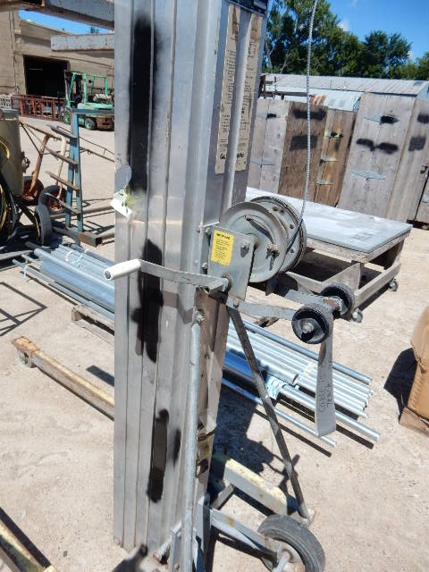 lot 94 image: GENIE, Hoist.. 650 lbs, 24 ft