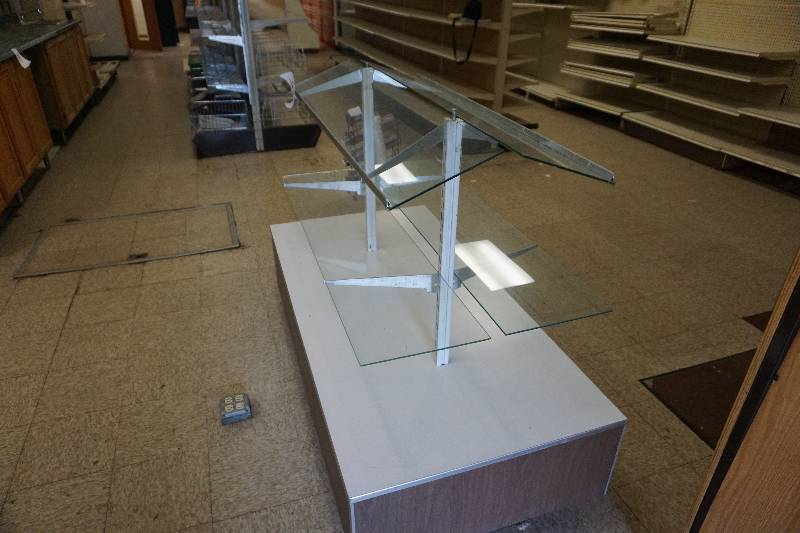 lot 15 image: 3 Level Glass Retail Floor Display Shelf