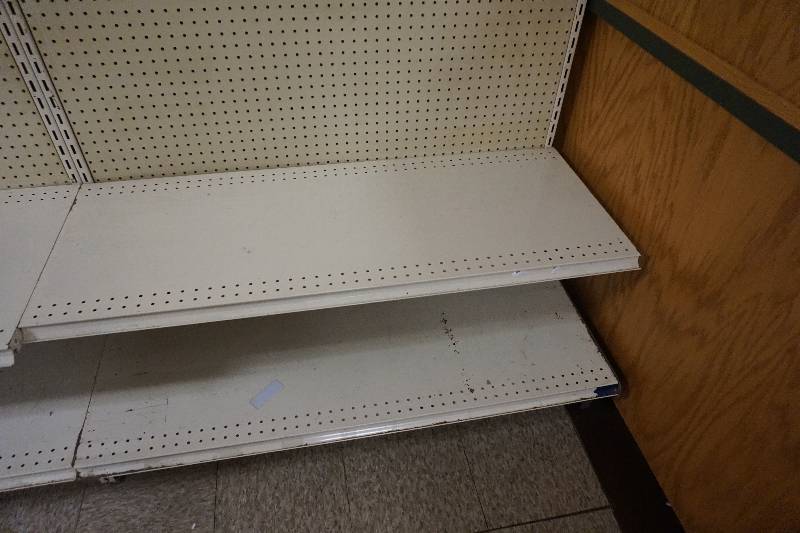 lot 17 image: Metal Retail Display Shelving Unit