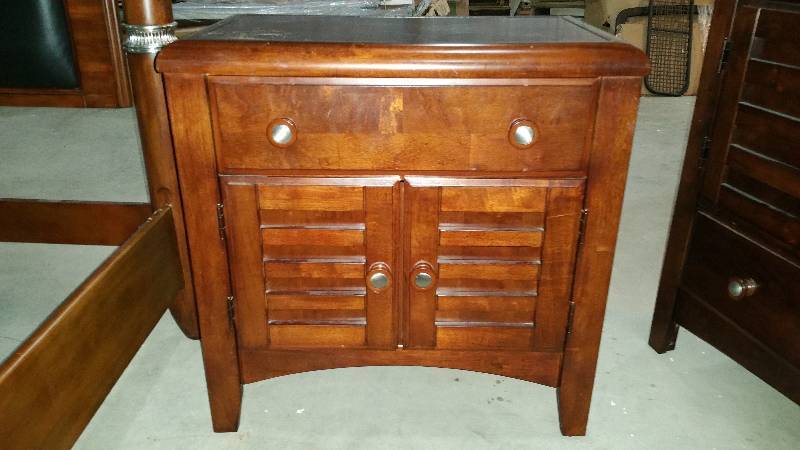 lot 258 image: Beautiful Bedroom Set Part 2 - Nightstand