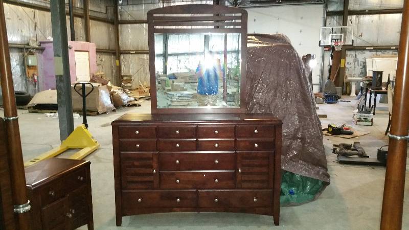 lot 259 image: Beautiful Bedroom Set Part 3 - Mirrored Dresser