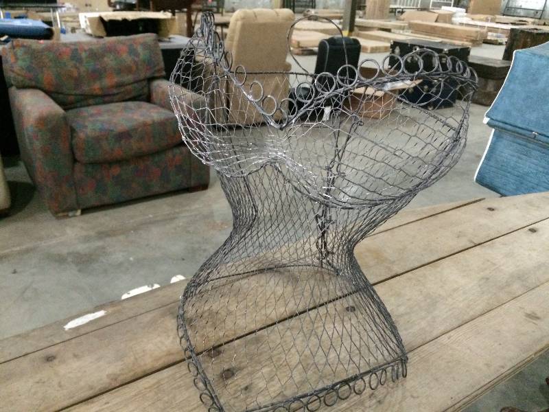 lot 278 image: Decorative Wire Dcor Bust