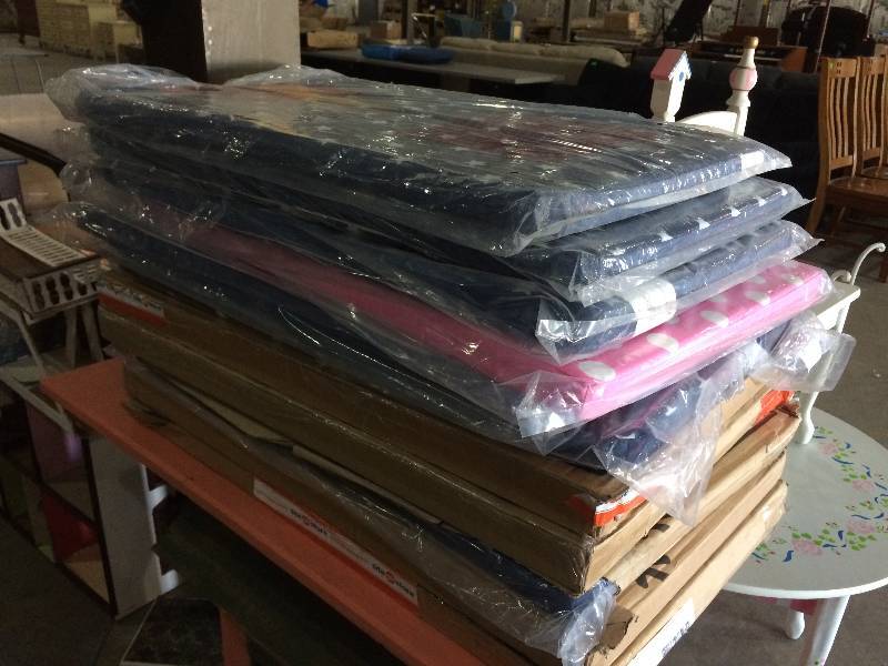 lot 290 image: Ten Kids Napping or Play Mats