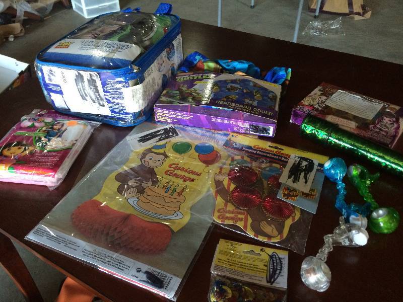 lot 336 image: Childrens Items Including a childs Bedding Set and Party Decorations