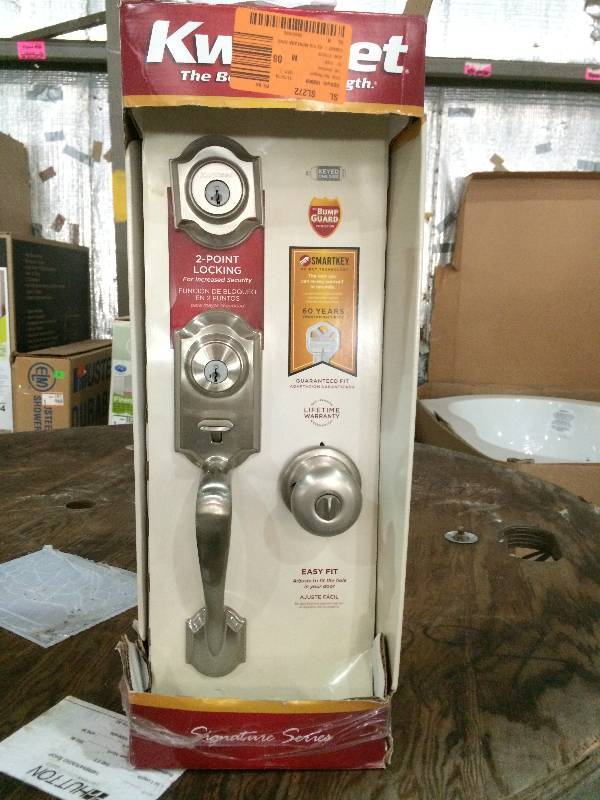 lot 19 image: New In Box Kwikset Entry Handleset
