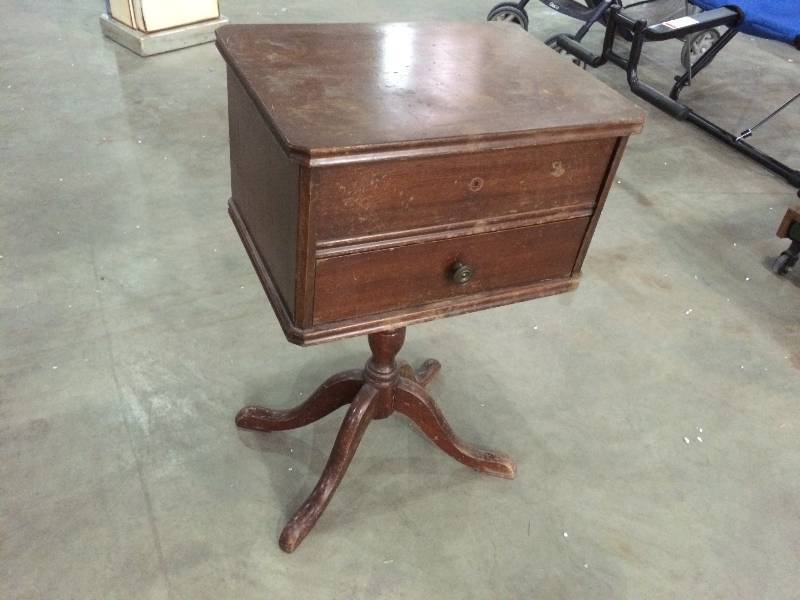 lot 63 image: Vintage Sewing Stand