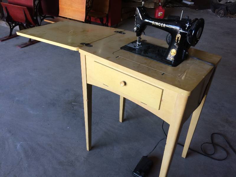 lot 74 image: Vintage Singer Sewing Machine In Cabinet