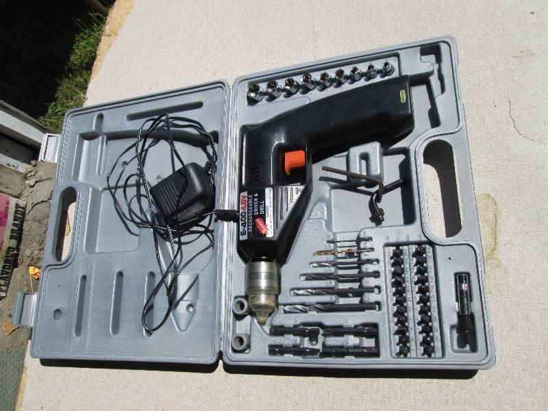 Rechargable drill screw and socket ...