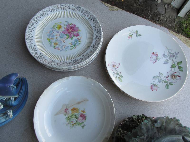 Lot of dolphins and vintage plates,...