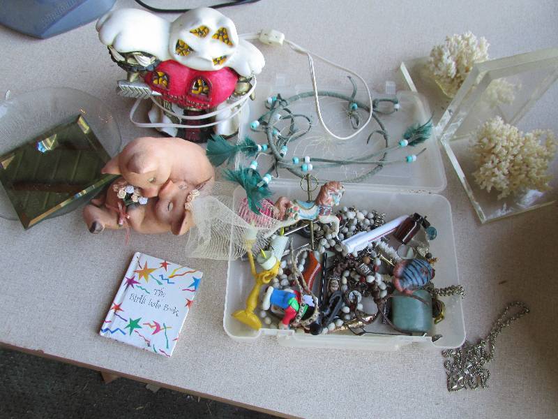 Lot of jewelry, figures, sea booken...