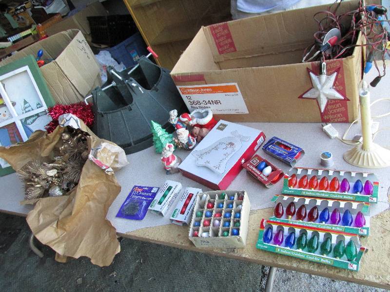 Lot of Christmas dcor, some is vi...