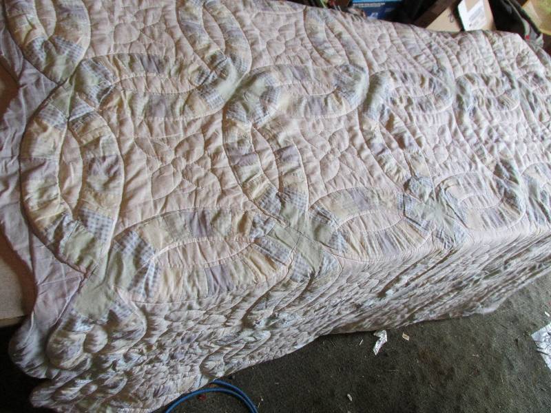 Hand made quilt with scallop edges,...