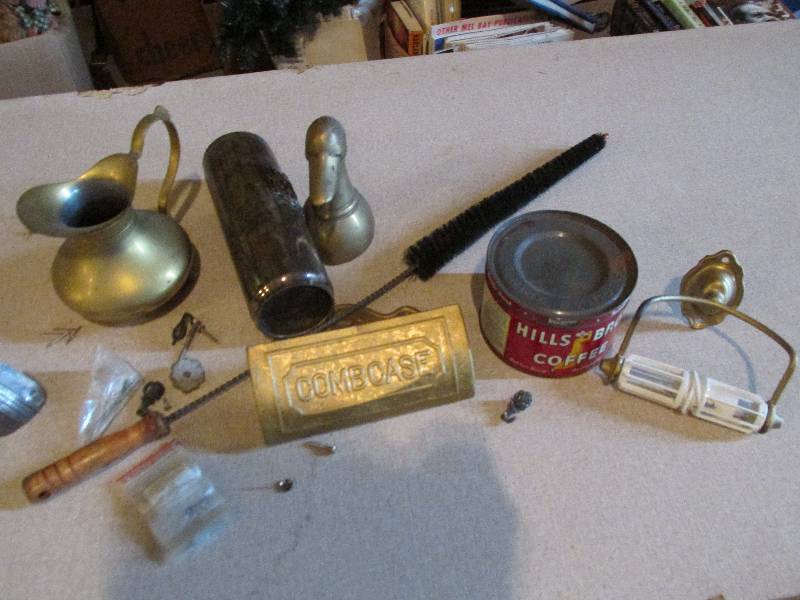 Lot of vintage tins, bathroom items...