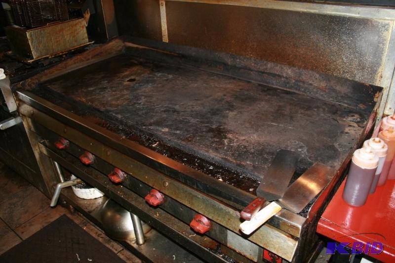 Gas Grill with Shelf Table