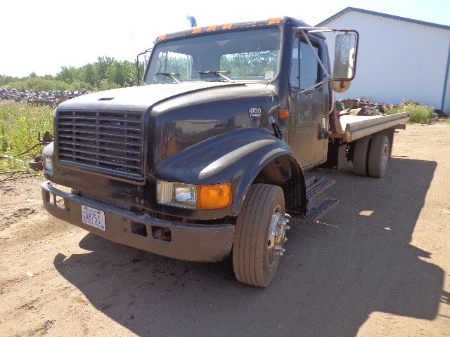 lot 2 image: 1997 International 4700 Flatbed